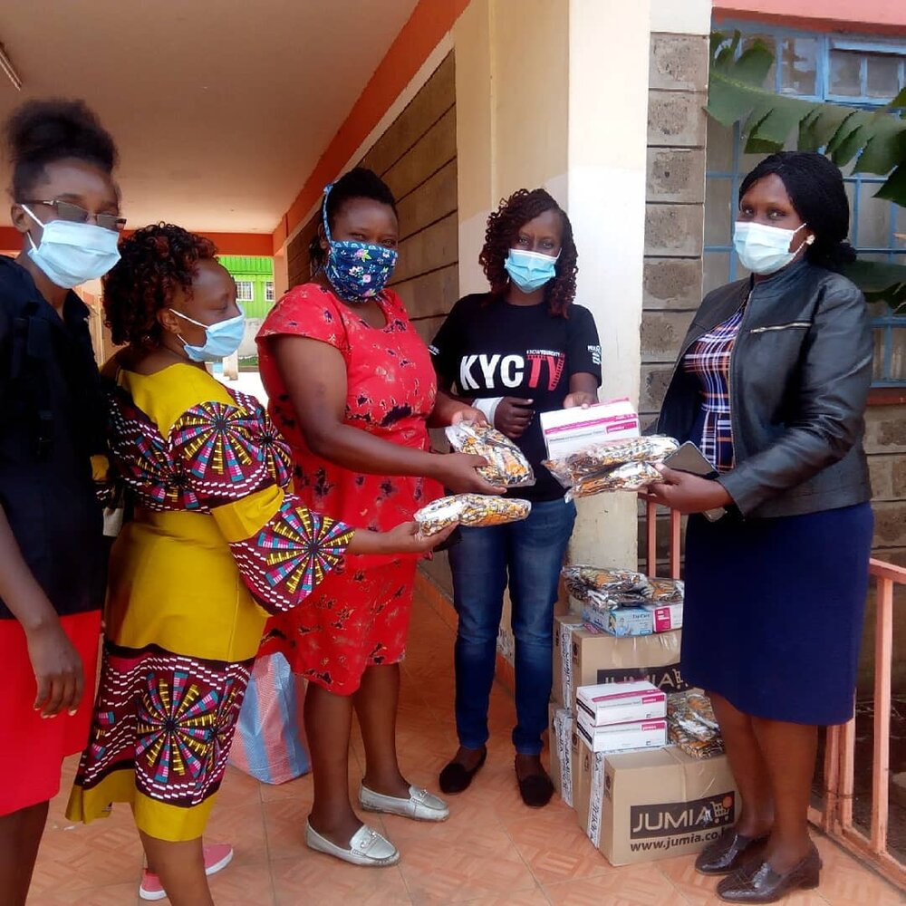 Muungano-representatives-distributing-personal-protective-equipment-to-community-health-volunteers-in-Nairobi.-Photo-Muungano-KYC.TV_