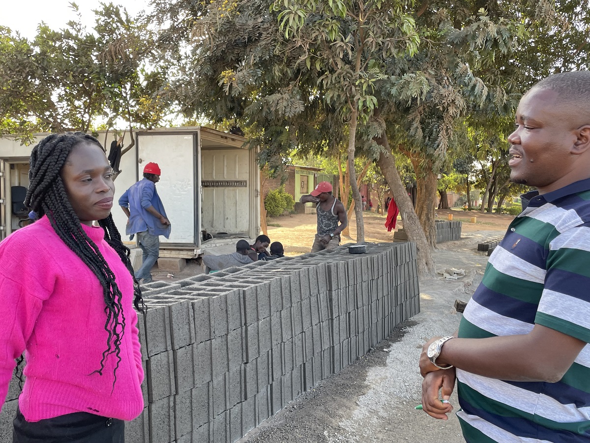 Evance Mwathunga talking to brick manufacturers_Lilongwe_Ola Uduku
